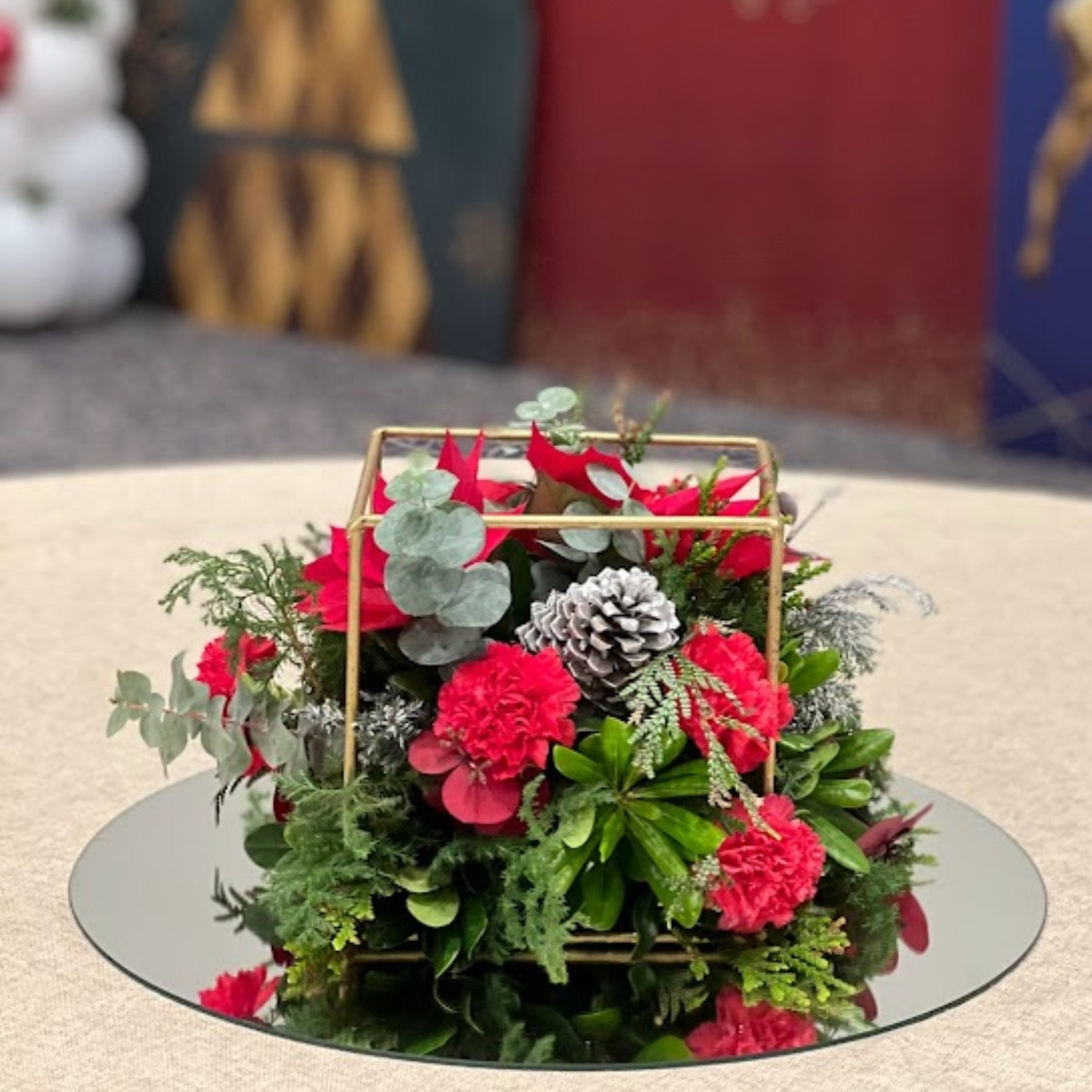 Centro de Mesa Navideño con Flores Rojas, Piñas Blancas y Estructura Cúbica Dorada | Semihita