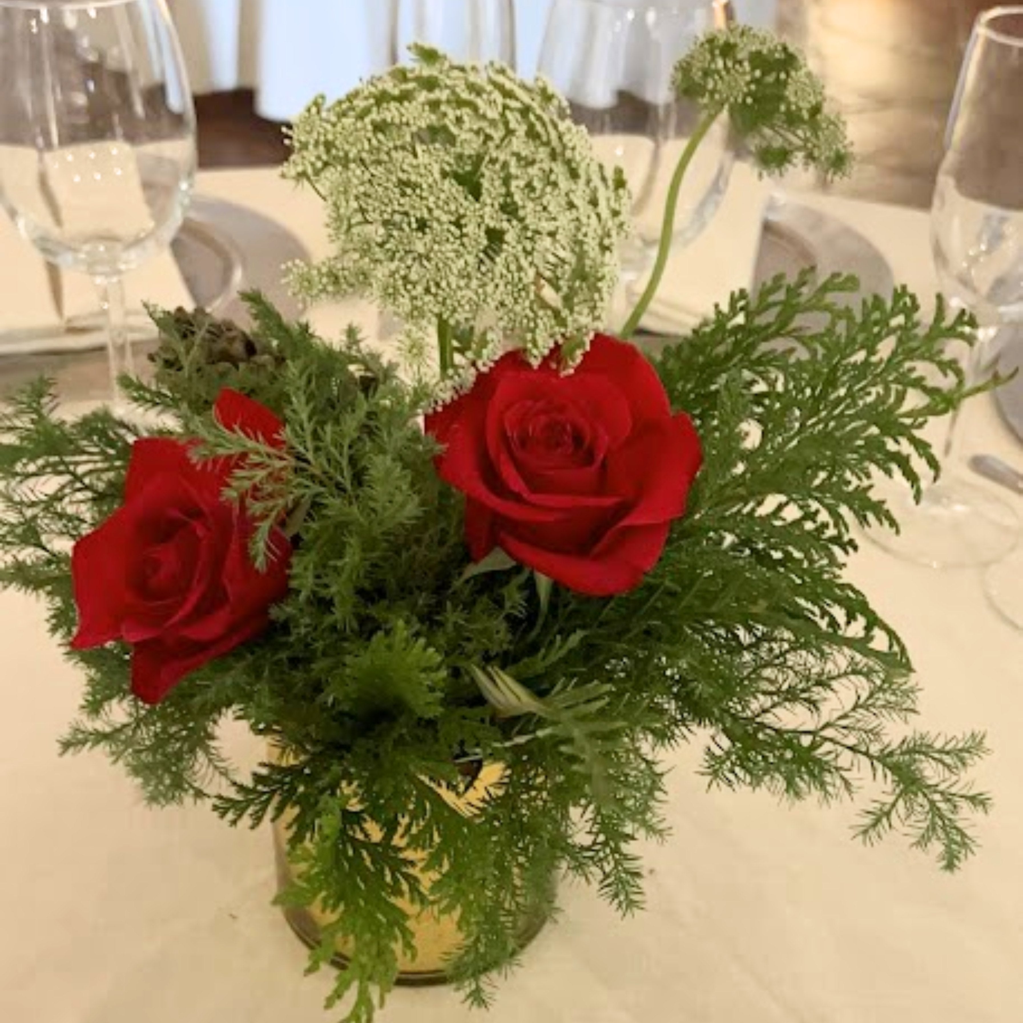 Centro de Mesa Navideño Pequeño con Rosas Rojas y Follaje Verde en Base Dorada | Semihita