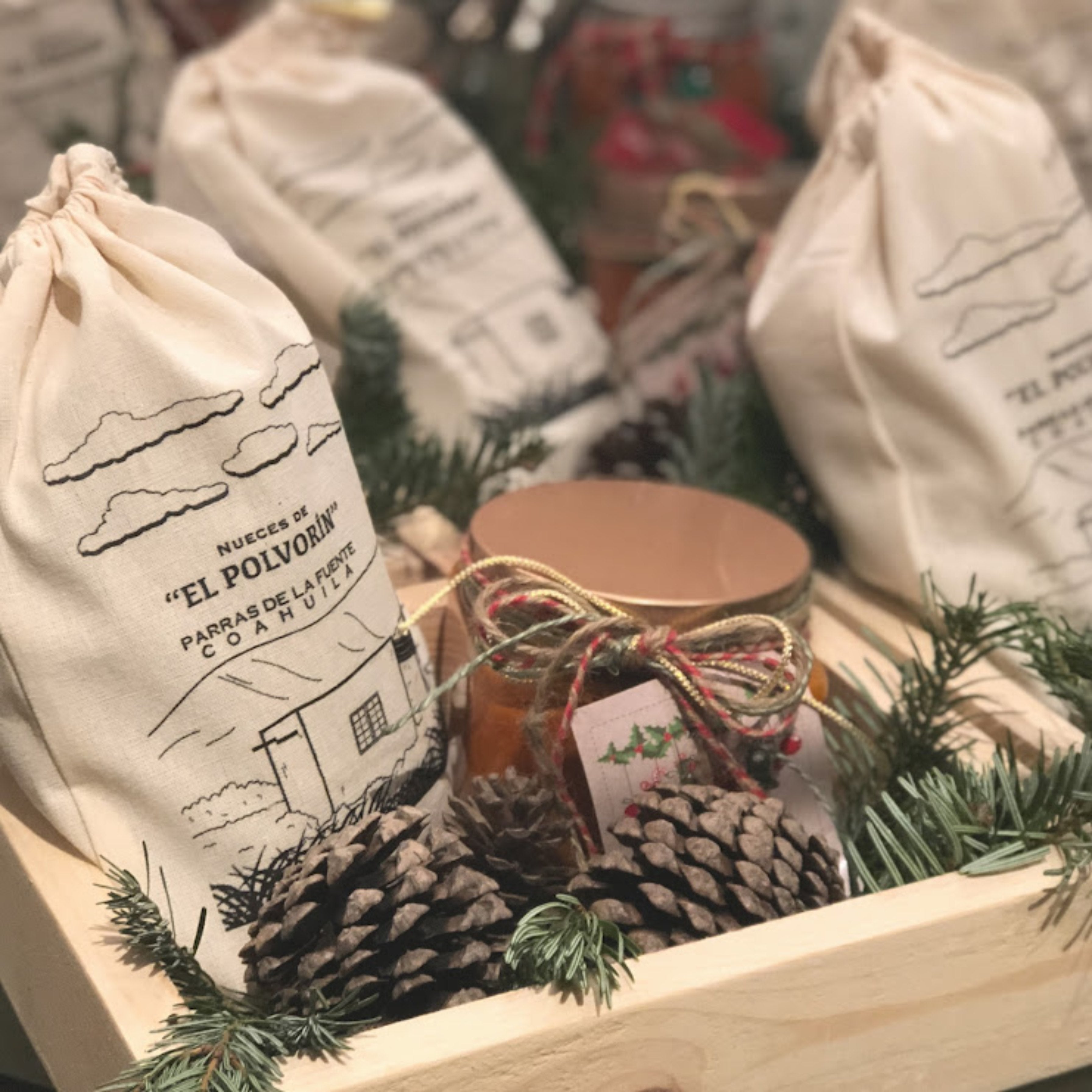 Caja Navideña Gourmet con bombones con chocolate y Vela Artesanal — Regalo Corporativo y Personal | Semihita