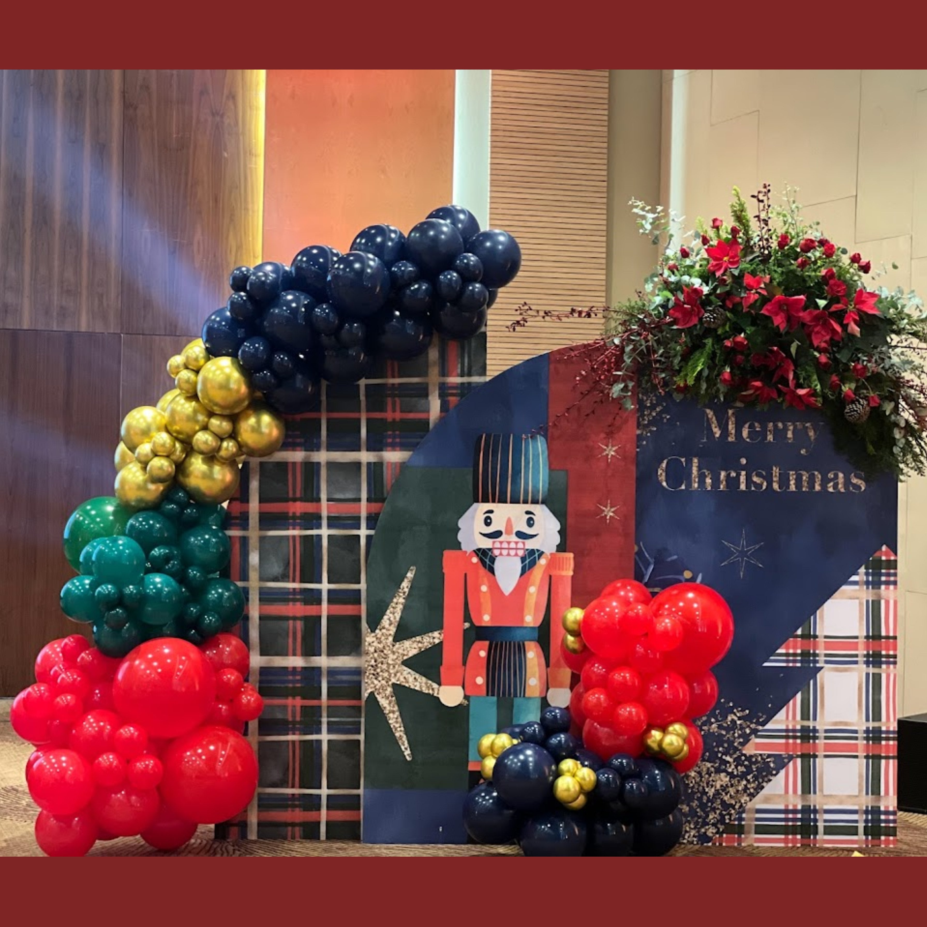 RENTA Escenario Navideño Cascanueces con Arco de Globos y Flores — Decoración para Eventos | Semihita