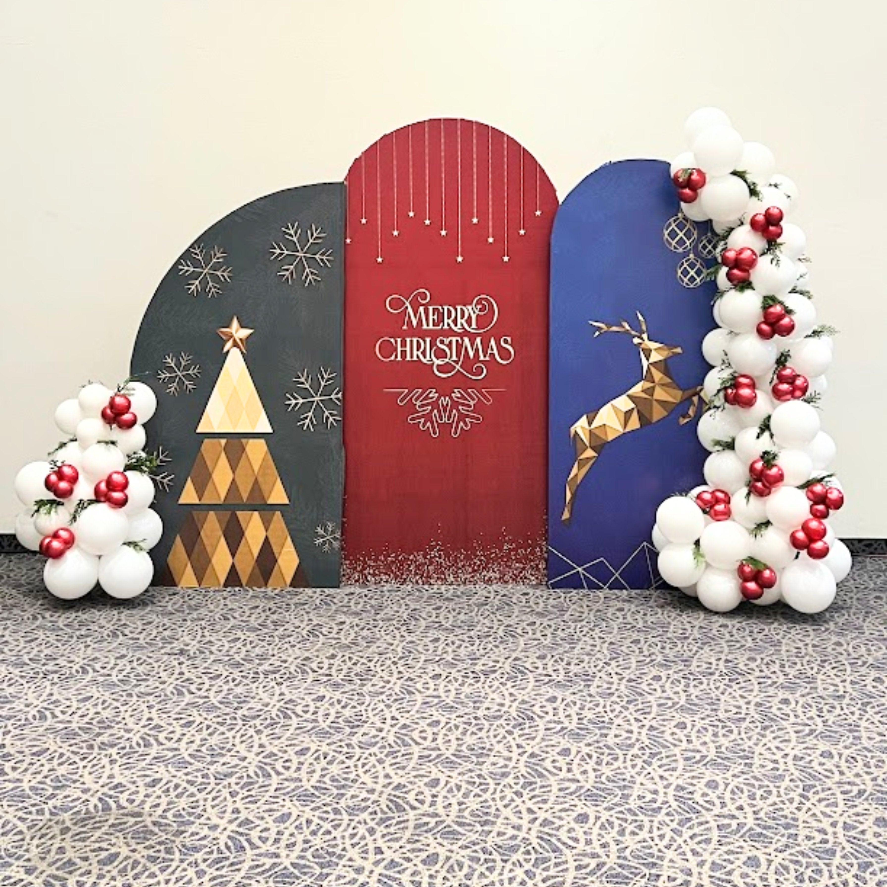 RENTA - Escenario Navideño Minimalista con Globos Blancos y Paneles Decorativos | Semihita