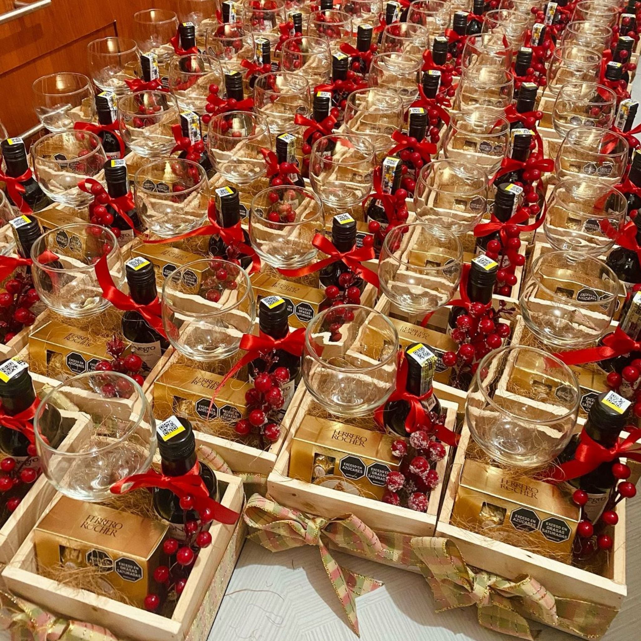 Caja Navideña con Vino, Copas y Chocolates Ferrero — Regalo Corporativo y Personal | Semihita