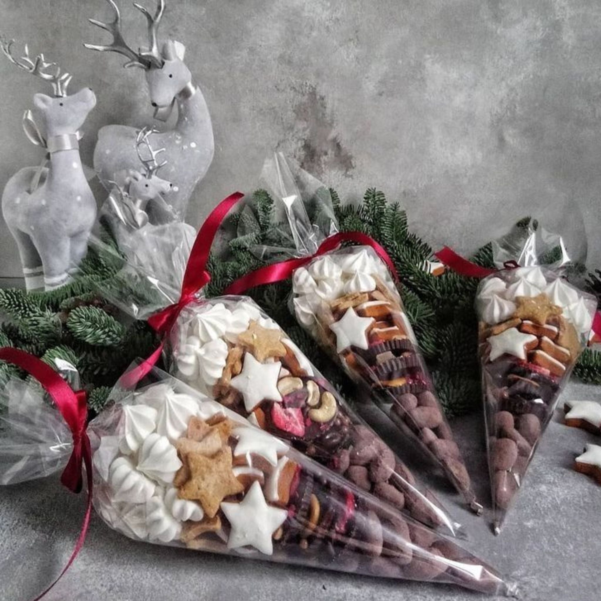 Cono Navideño con Galletas y Dulces — Detalle Festivo y Económico