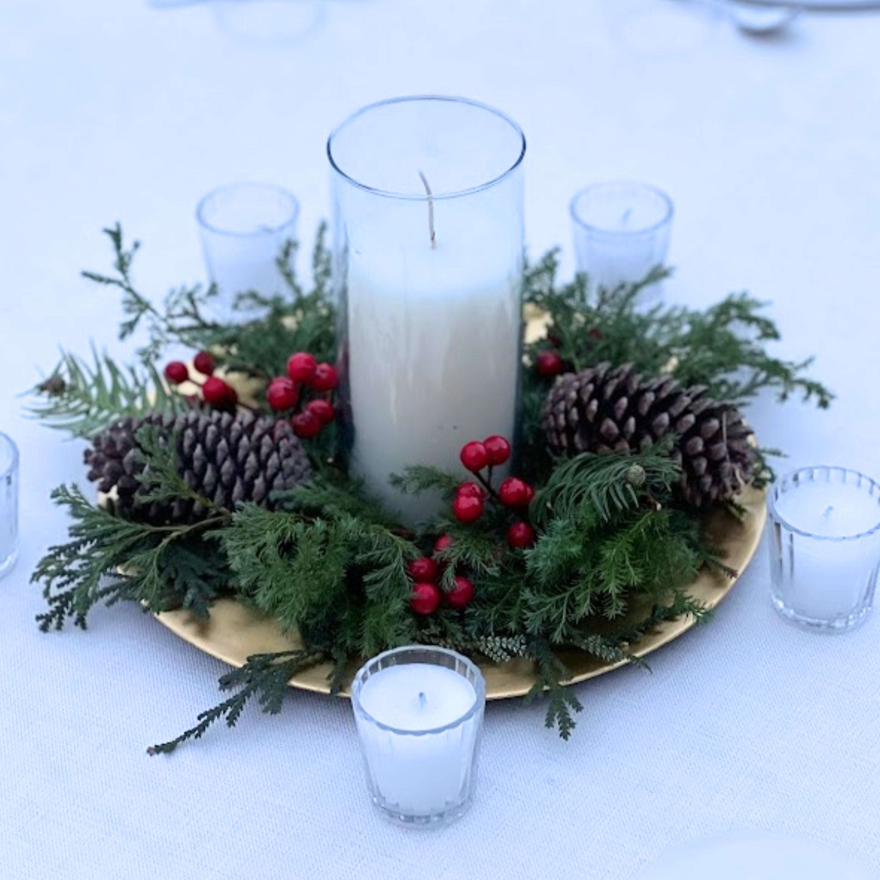 Centro de Mesa Navideño Elegante con Vela Blanca, Piñas y Frutos Rojos | Semihita