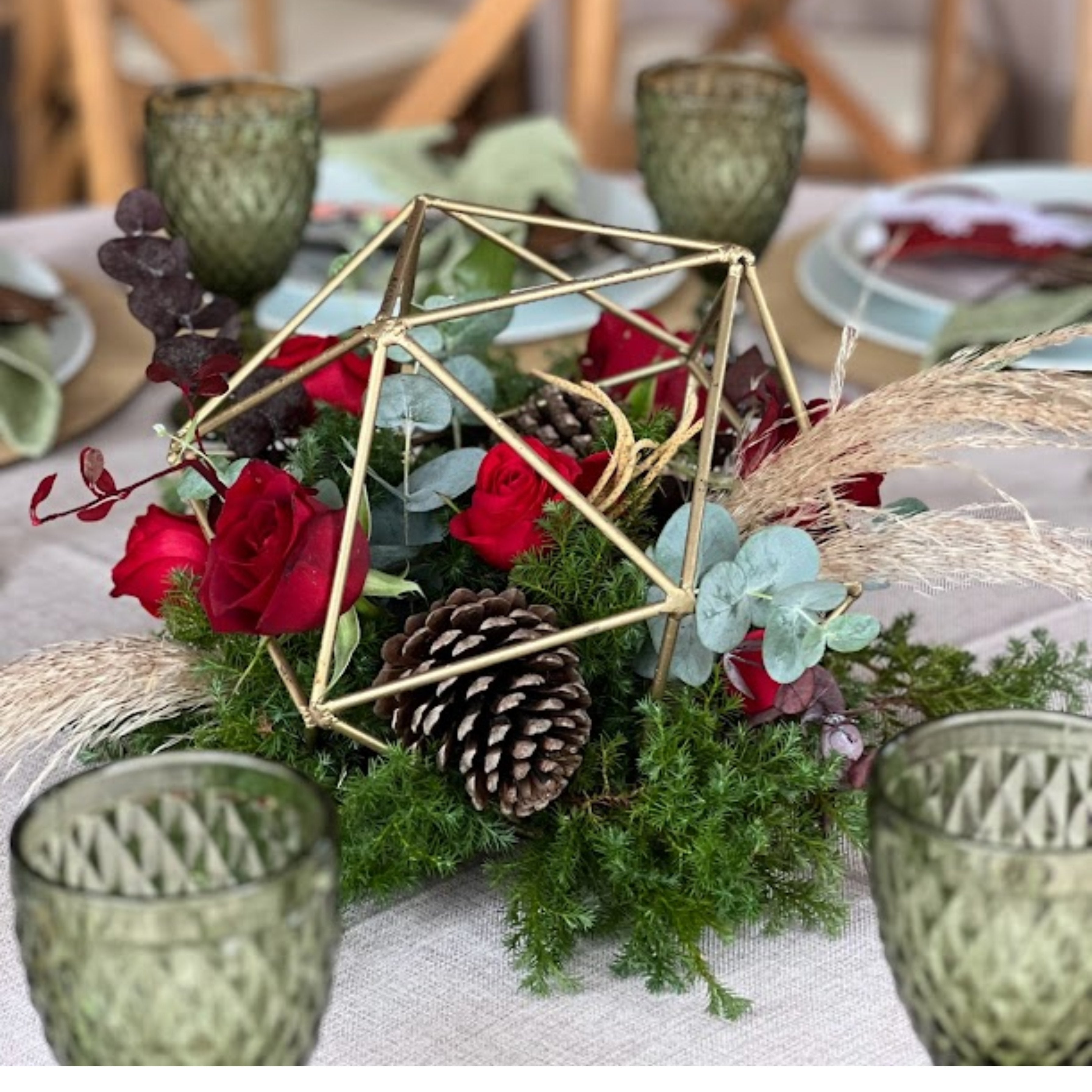Centro de Mesa Navideño con Rosas Rojas, Eucalipto y Piñas — Geométrico Dorado Elegante | Semihita