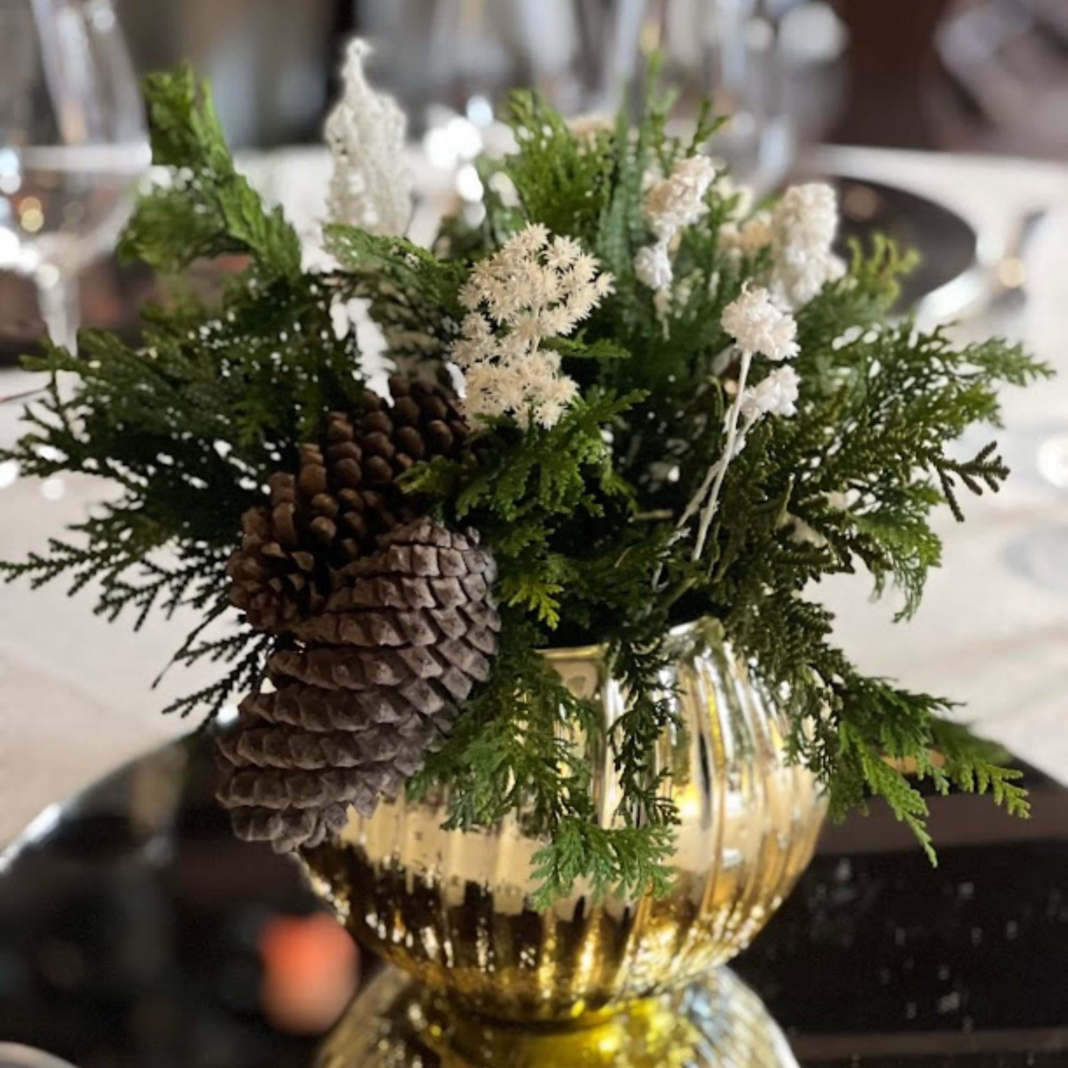 Centro de Mesa Navideño con Follaje Verde, Piñas y Flores Blancas — Jarrón Dorado Elegante | Semihita