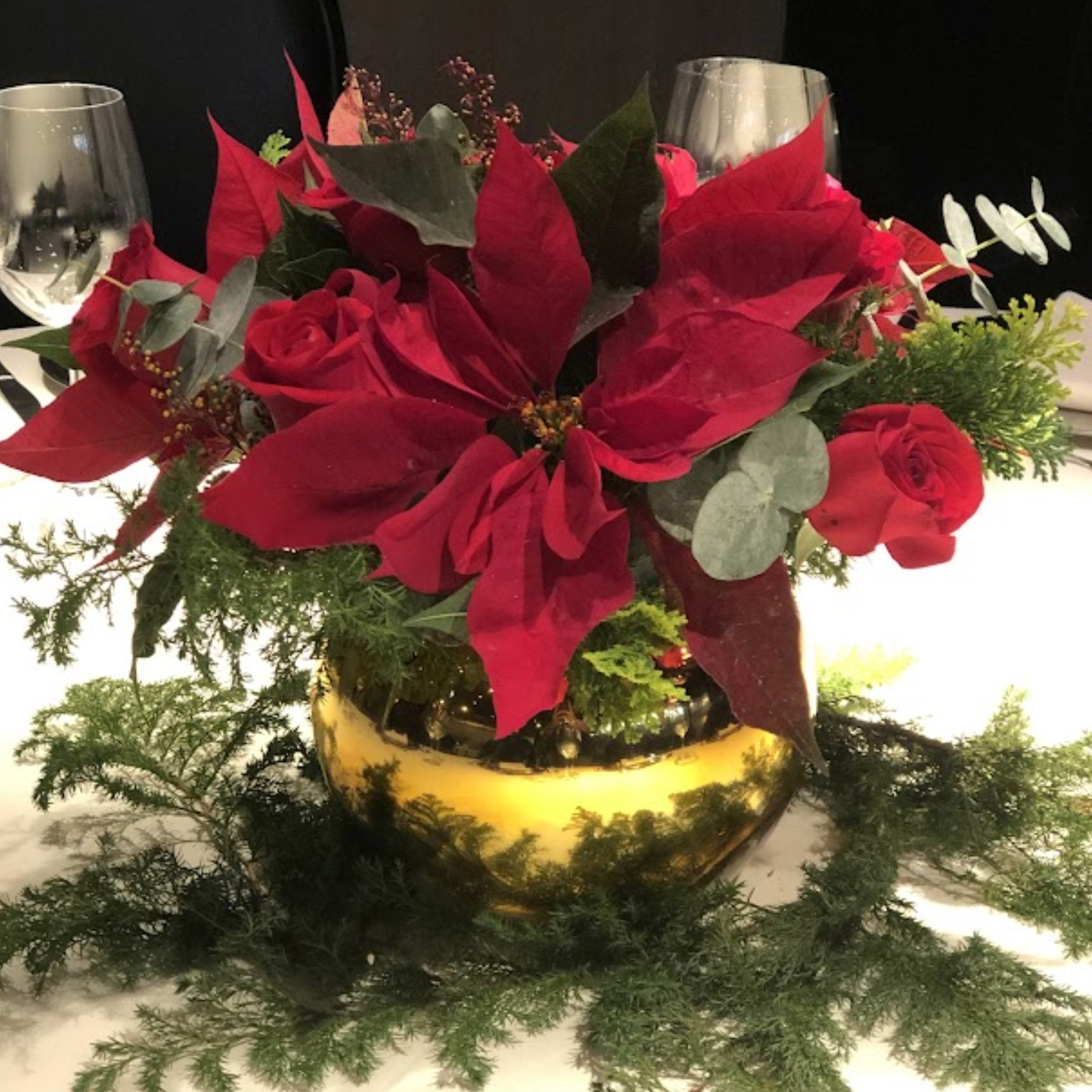 Centro de Mesa Navideño con Nochebuenas y Rosas Rojas en Jarrón Dorado | Semihita