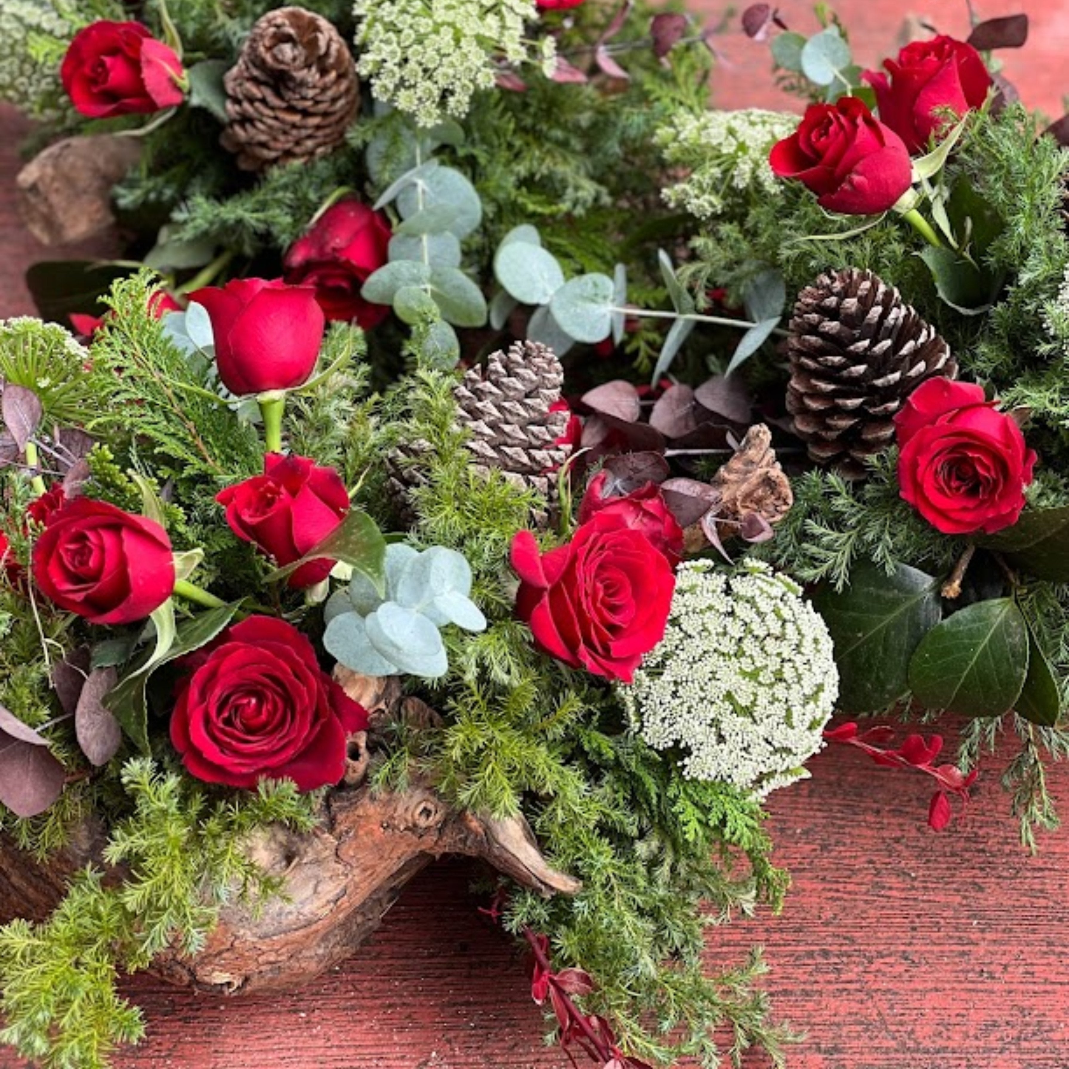 Centro de Mesa Navideño Rústico con Rosas Rojas, Piñas y Follaje Natural | Semihita